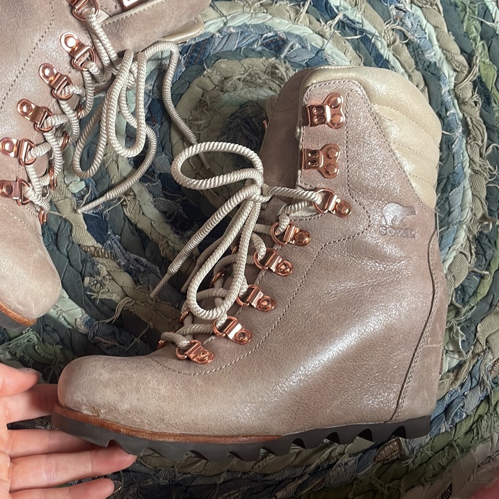 SOLD SOREL LEATHER hidden wedge combat boot tan & copper lace up bohemian chic - Picture 3 of 11